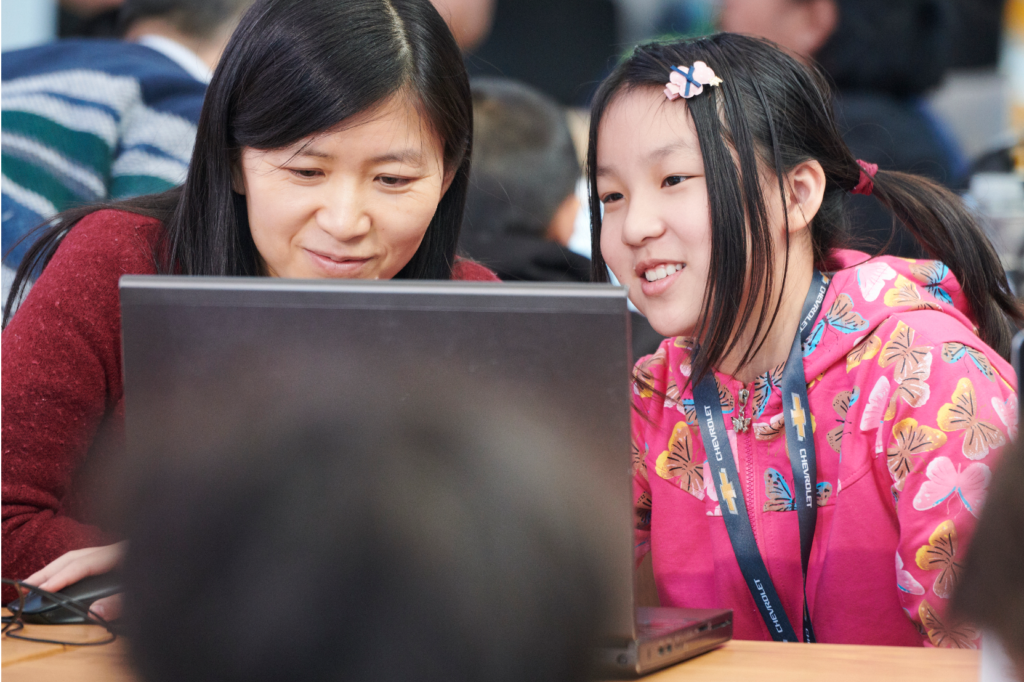 A woman and a girls in front od the laptop